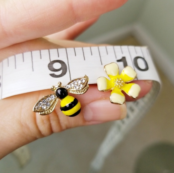 Bumble Bee & Flower Pair of Earrings Studs - Picture 3 of 3